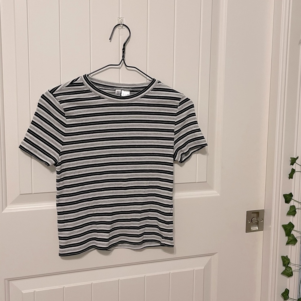 Black, grey, and white H&M fitted tee